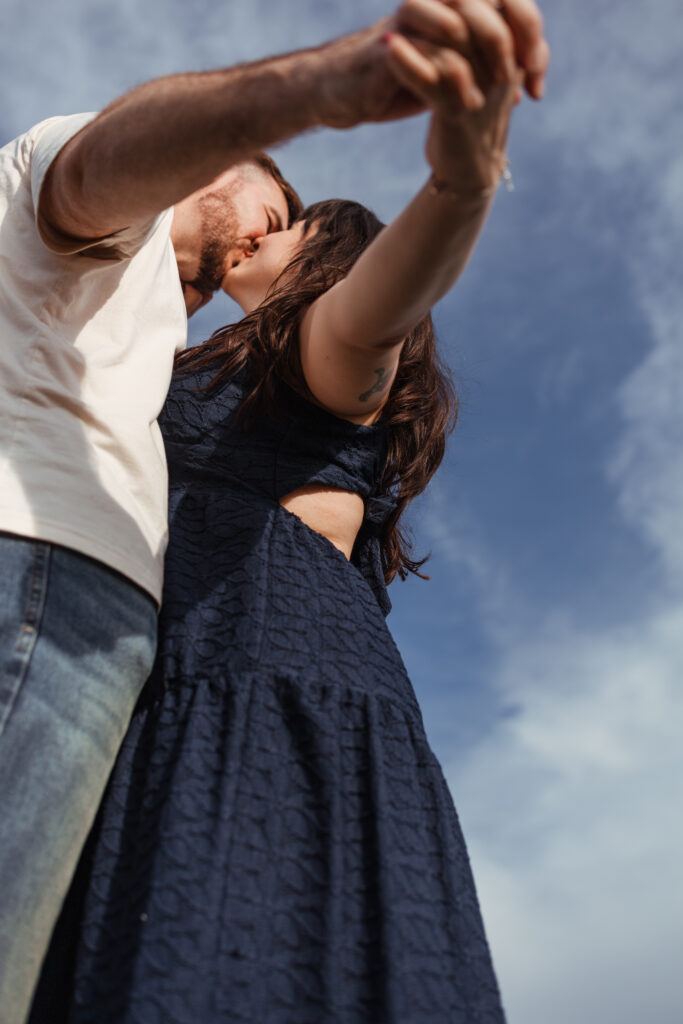 Fotografia de ensaio de casal com foco no céu em Holambra.